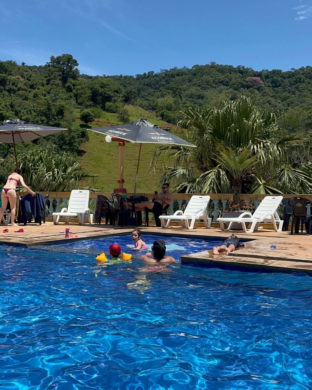 Piscina ao ar livre com vista para a Serra da Mantiqueira
