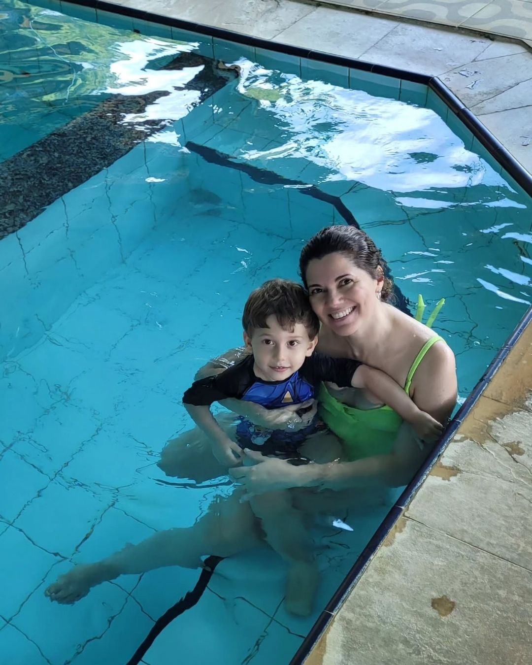 Mãe e filho curtindo a piscina do Village Montana