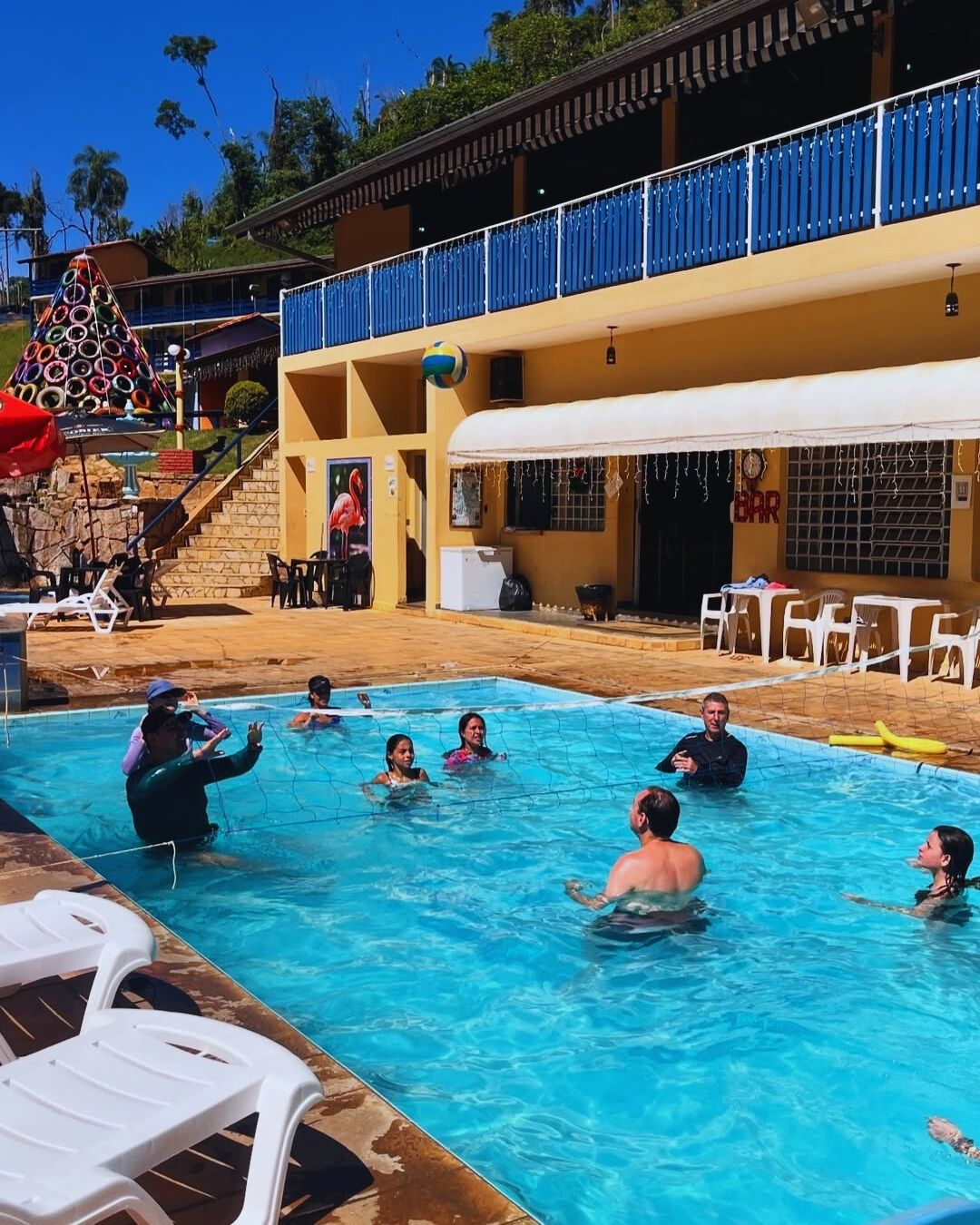Vôlei na piscina com a equipe de recreação